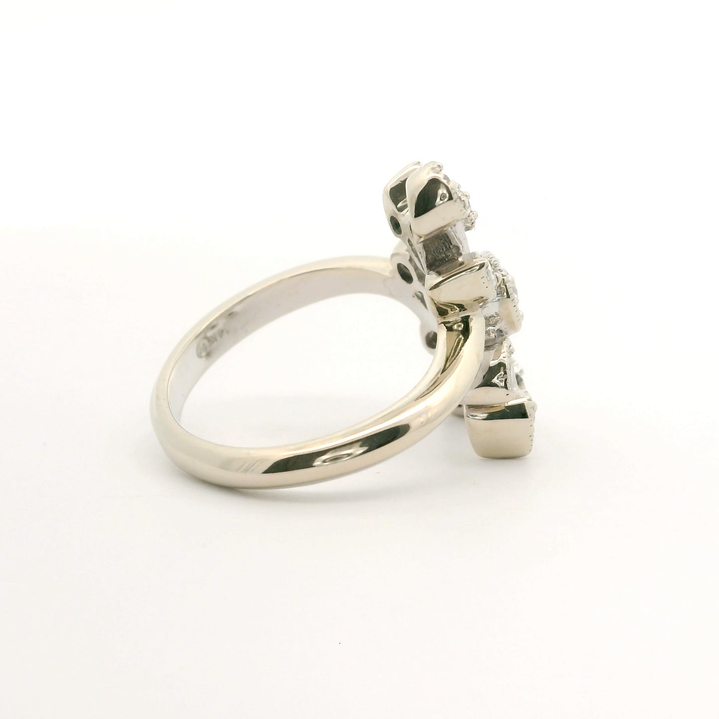 White Wildflower Ring Size 7 0939698-17