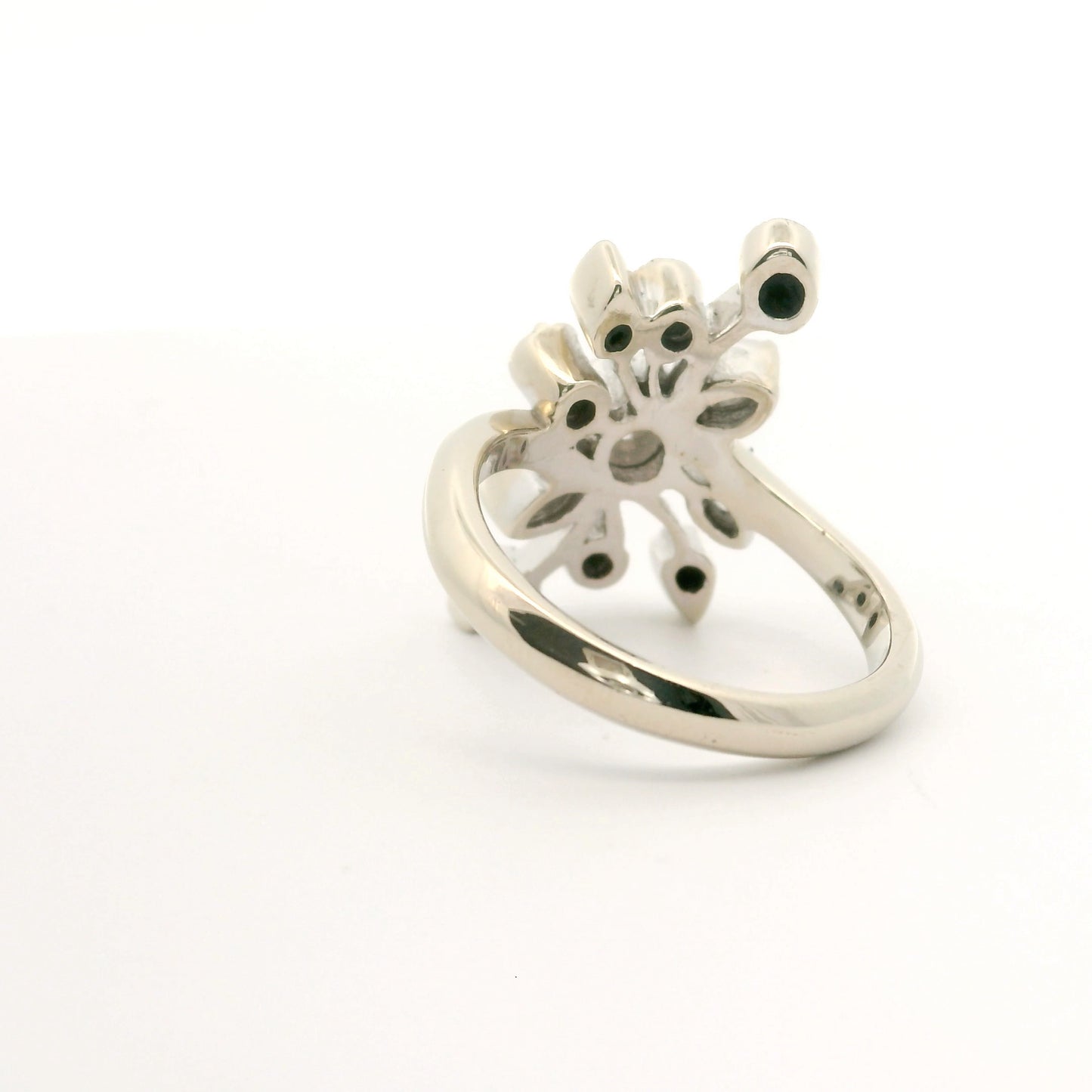 White Wildflower Ring Size 7 0939698-17