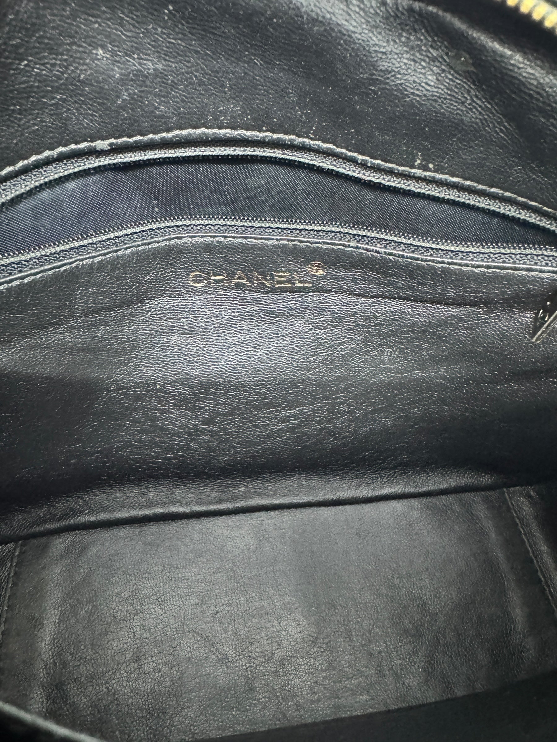 Authentic Vintage Chanel Shoulder Bag in Quilted Pattern Patent Leather 1413056