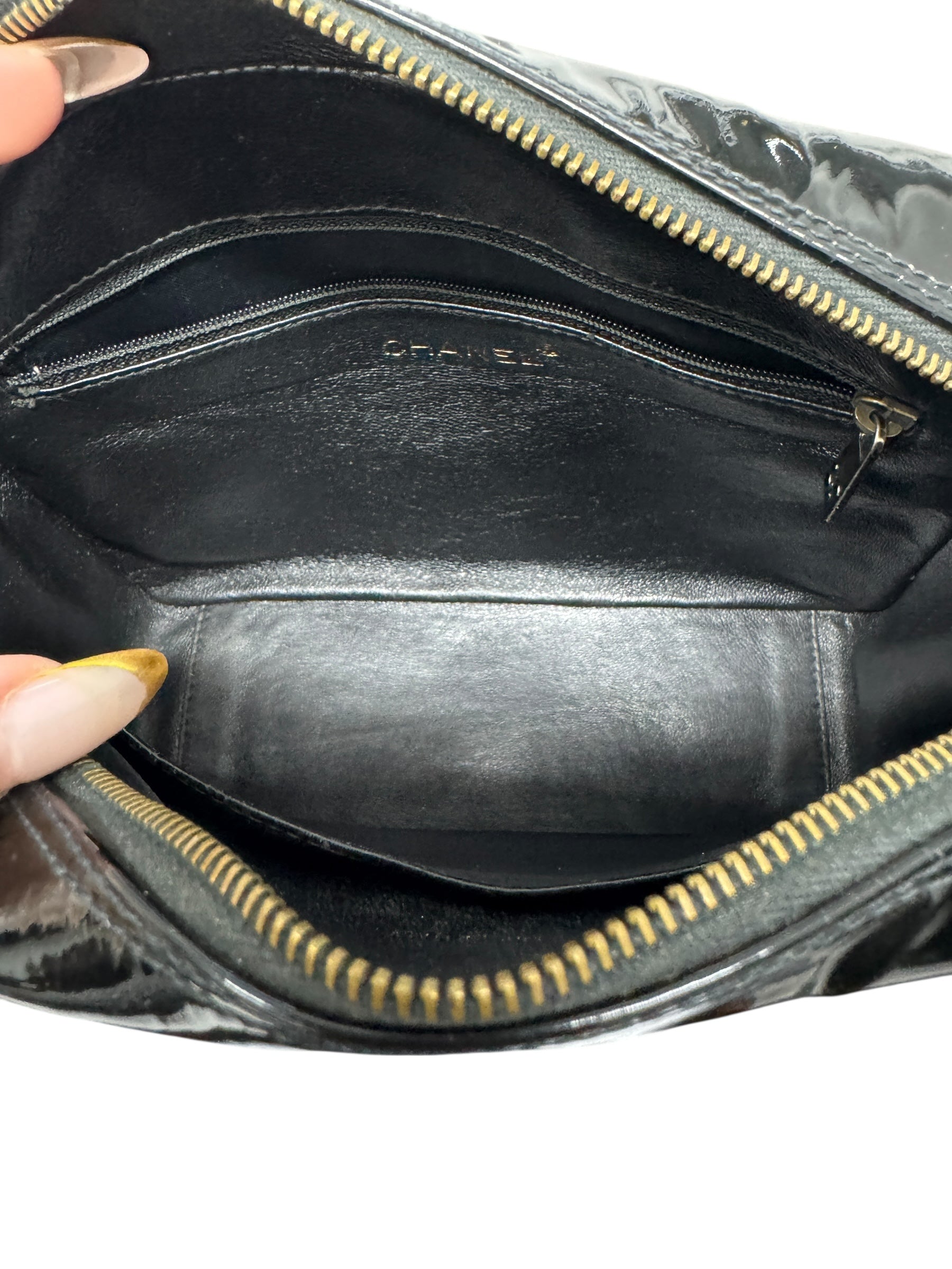 Authentic Vintage Chanel Shoulder Bag in Quilted Pattern Patent Leather 1413056